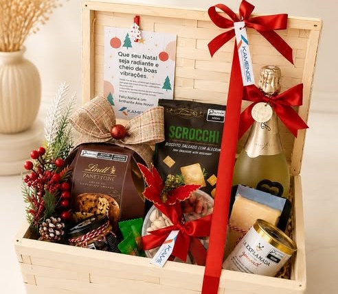 Cesta corporativa de Natal com vinho, panetone e itens selecionados